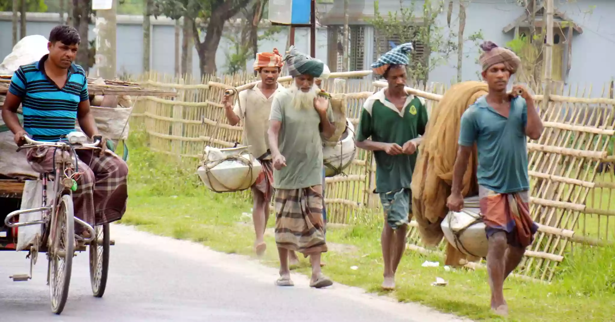 Scorching heat persists in parts of Bangladesh; humidity worsens discomfort