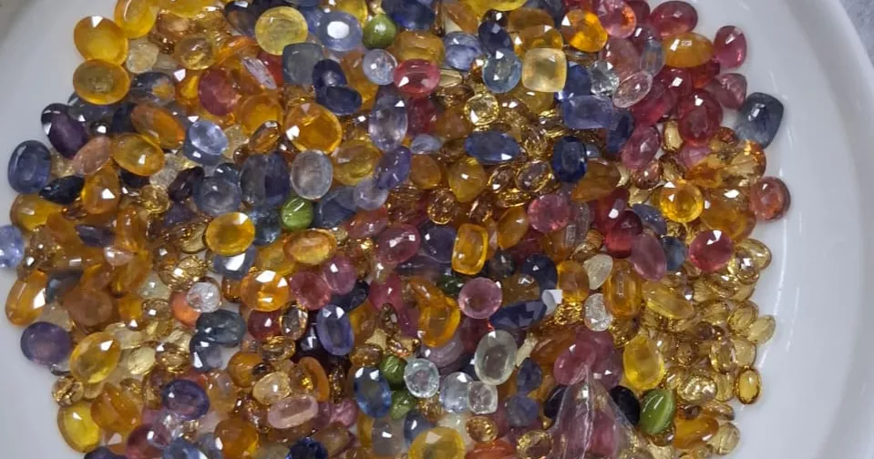 Gold, diamonds worth Tk 2.7cr seized from passenger at HSIA