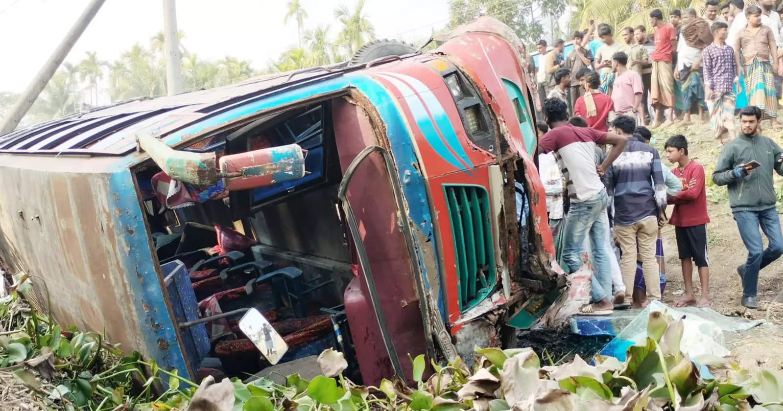 3 killed as bus hits auto-rickshaw in Bhola