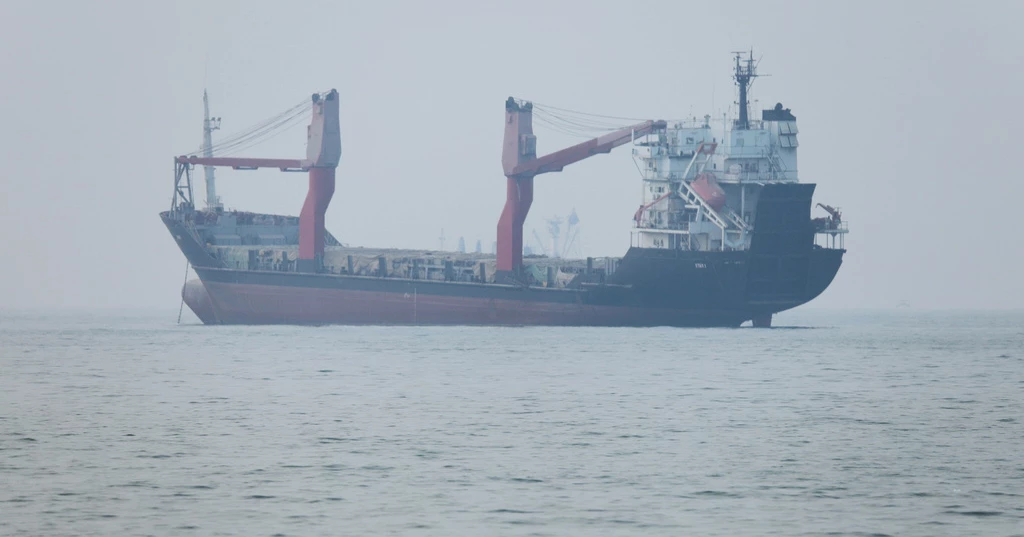 Container ship runs aground in Strait of Hormuz as Iran reiterates control claims amid Qatar talks