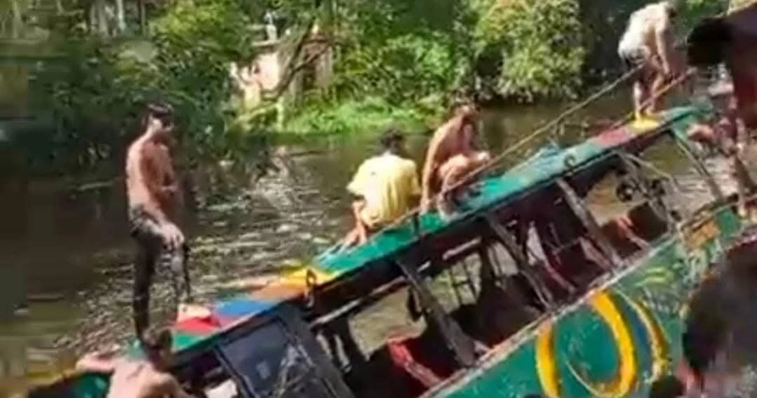 5 killed in bus crash in Laxmipur