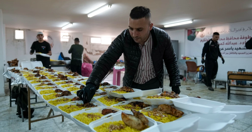 Charity kitchen offers hope to displaced Palestinians during Ramadan