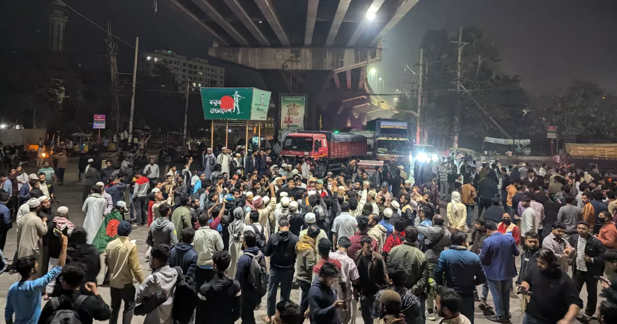 2 cops among 4 injured in clash outside Indian Assistant High Commission in Ctg