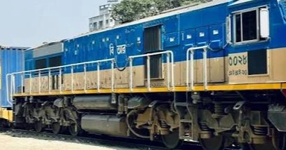 2 killed as train hits auto-rickshaw in Ctg