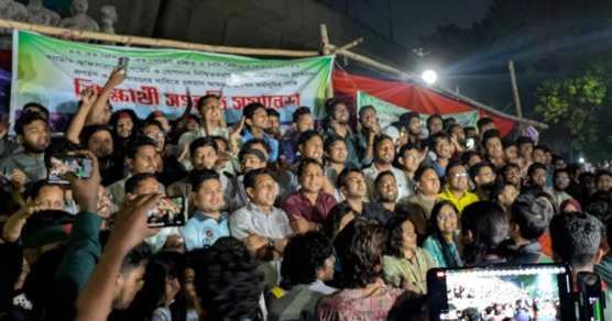 DU students sing national anthem protesting disruption at Shahbagh