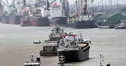 Goods-laden lighter vessels instructed to leave Ctg port limit within 72 hrs