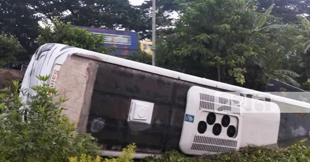 20 medical students injured as bus falls into ditch in Cumilla