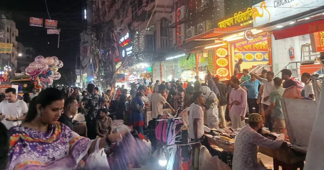 Eid Shopping Frenzy: Dhaka’s footpaths abuzz with middle-class shoppers    