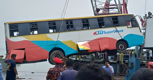 Probe committee formed over bus plunging into Padma river at Daulatdia ferry ghat