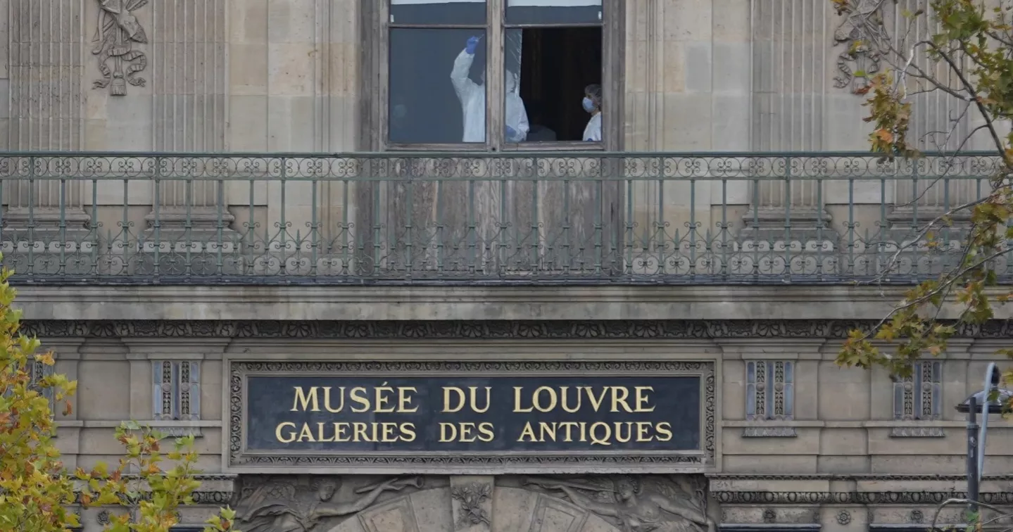 4-minute Louvre heist: Priceless Napoleonic jewels stolen in daring daylight raid