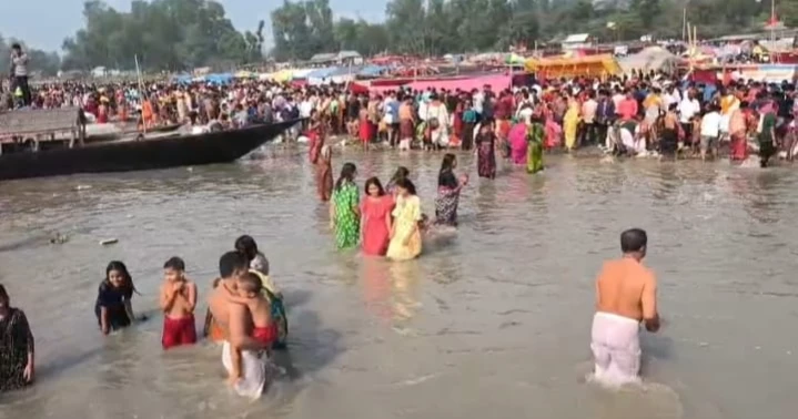 Thousands participate in Kurigram’s Brahmaputra bathing festival on Ashtami