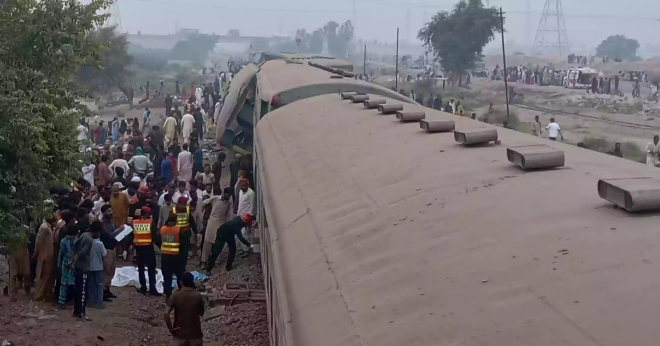 Four killed, 30 injured as passenger train derails in Pakistan