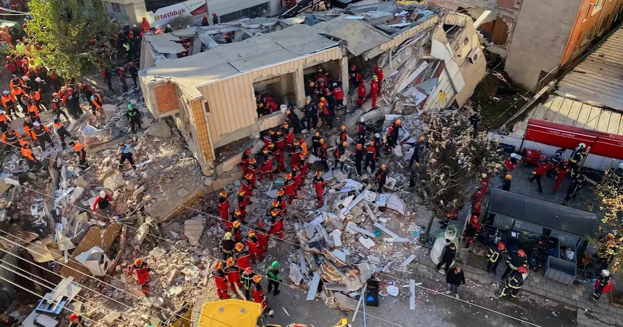 Turkey building collapse kills 2 and traps 3 others under rubble