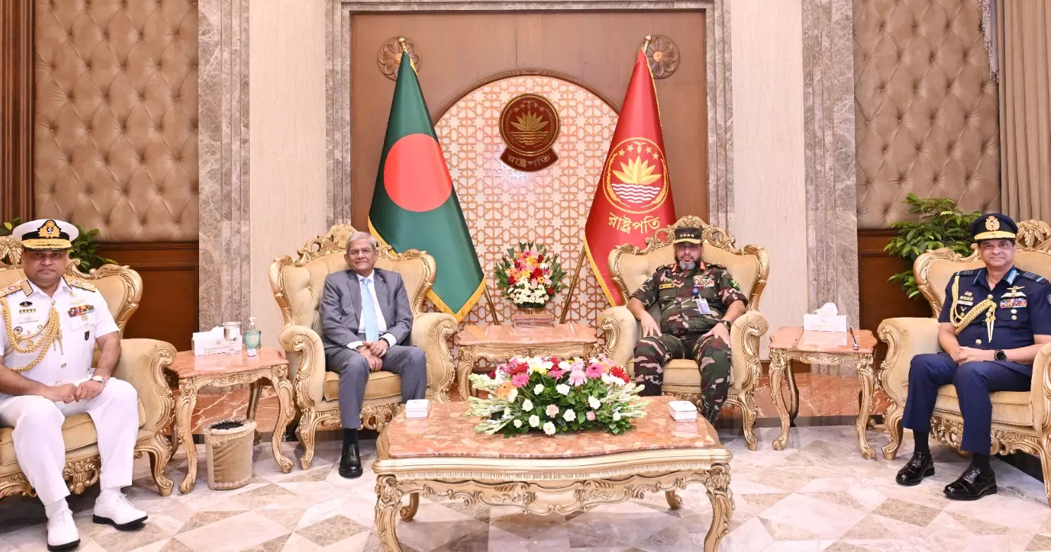 Chiefs of 3 services pay courtesy call on President
