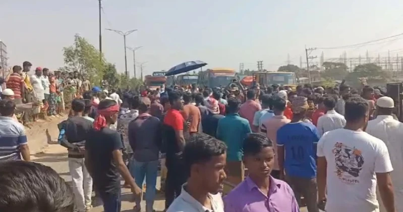 Dhaka-Aricha highway remained suspended for 3-hrs as brick kiln workers block road