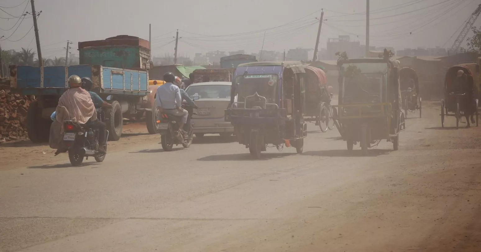 Dhaka’s air turns 'unhealthy for sensitive groups' this morning