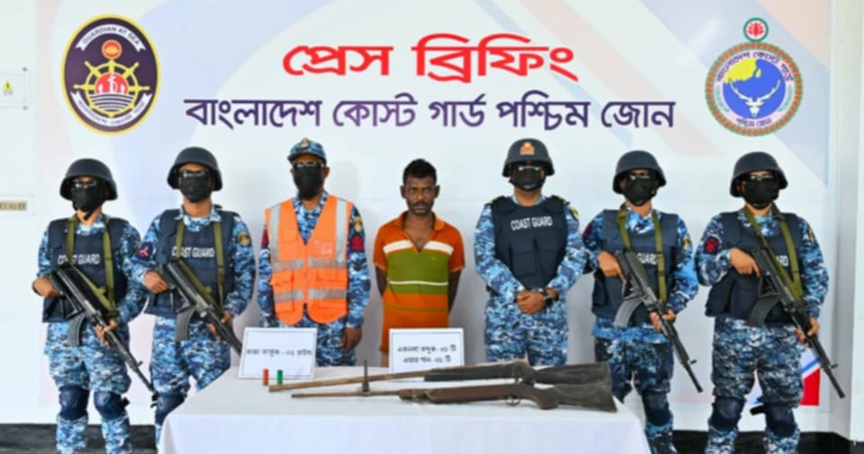 Robber gang leader held with arms in Sundarbans