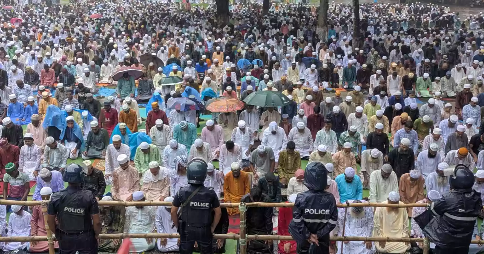 Nearly one lakh devotees join Eid-ul-Azha congregation at Sholakia braving heavy rains
