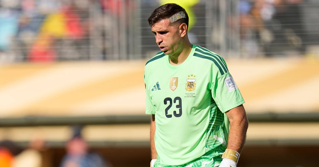 Chelsea signs Emiliano Martínez on 3-year deal