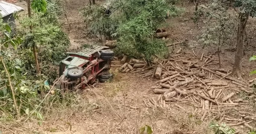 2 killed as timber-laden truck plunges into gorge in Lama