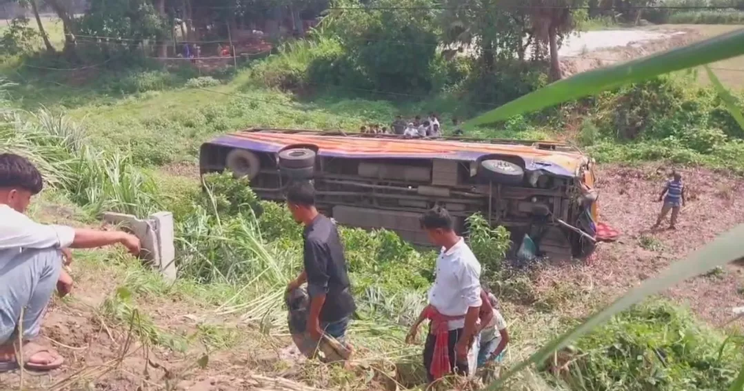 2 traders killed in Faridpur road crash