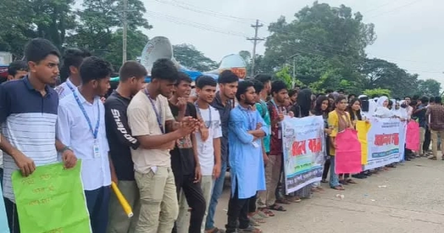 Students block highway in Sunamganj demanding justice for 3 road crash victims