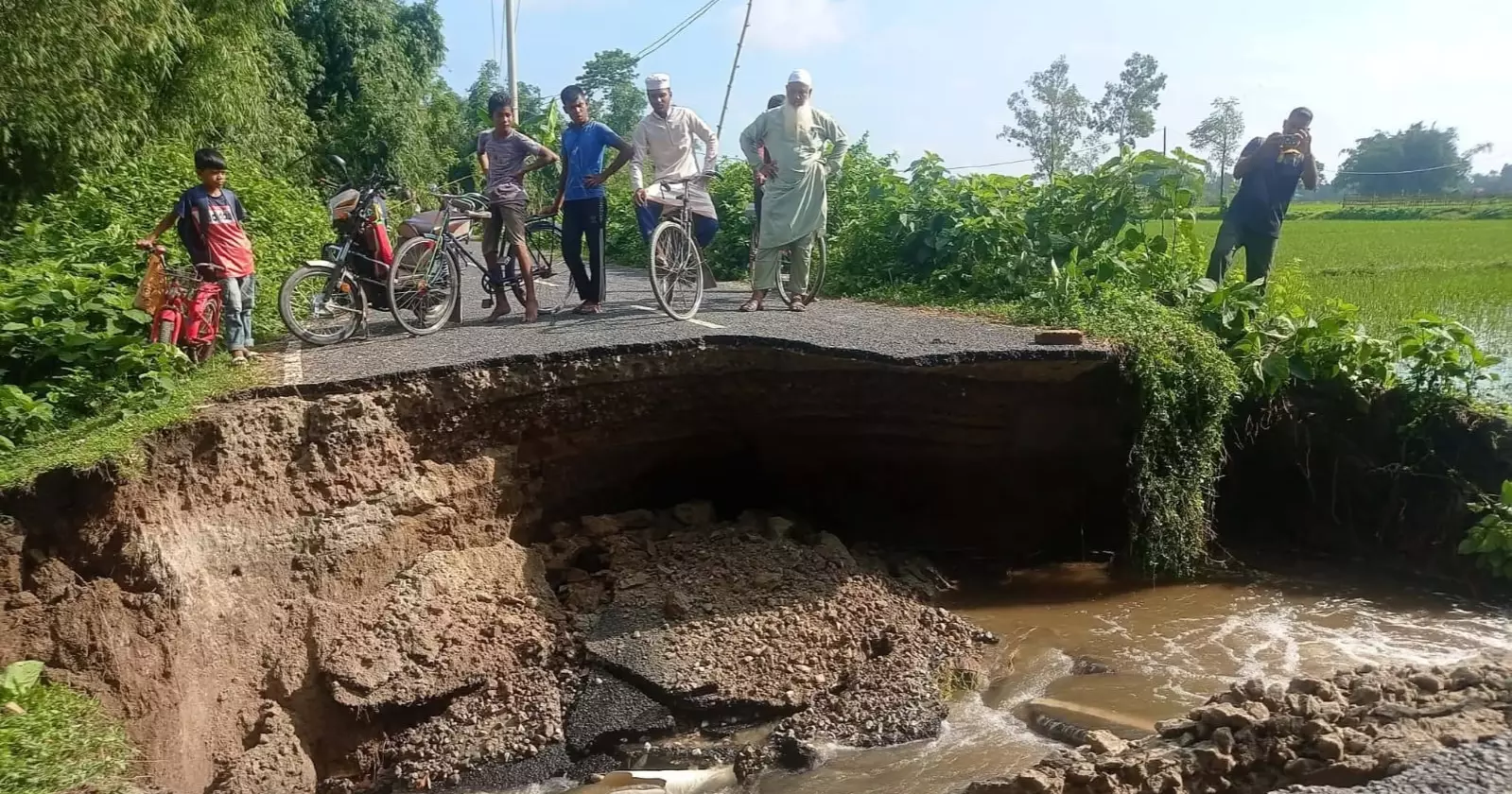Flood damages road in Lalmonirhat, disrupts communication for thousands