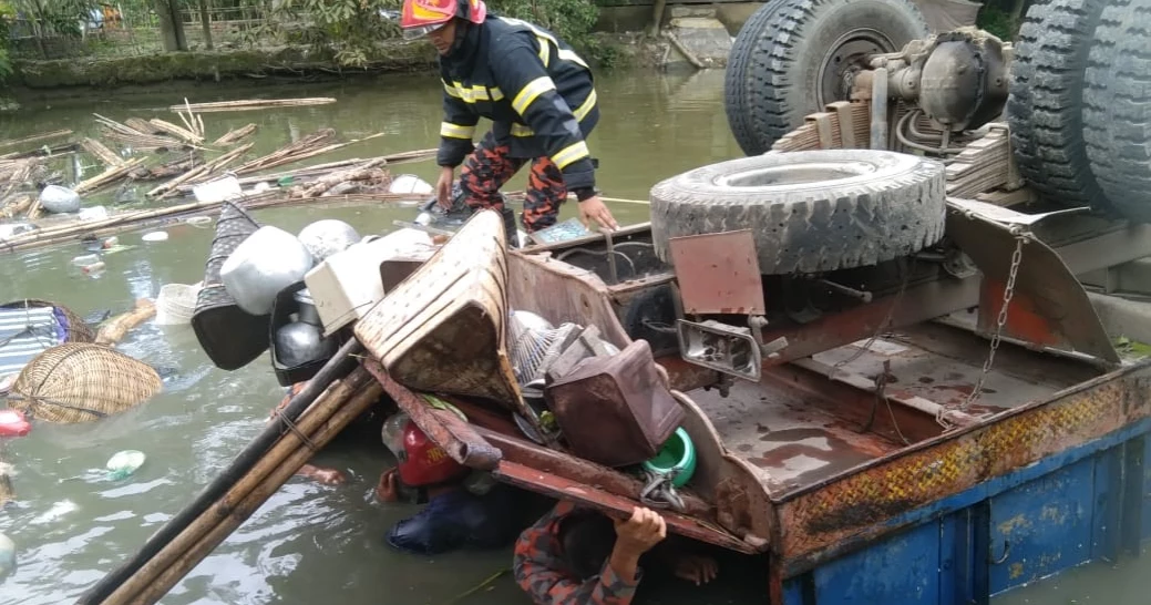 2 killed, 21 hurt in Barishal road accident