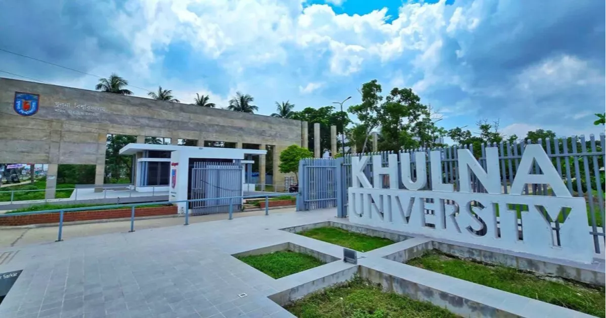 Tension flares between Khulna University students, locals over Facebook post