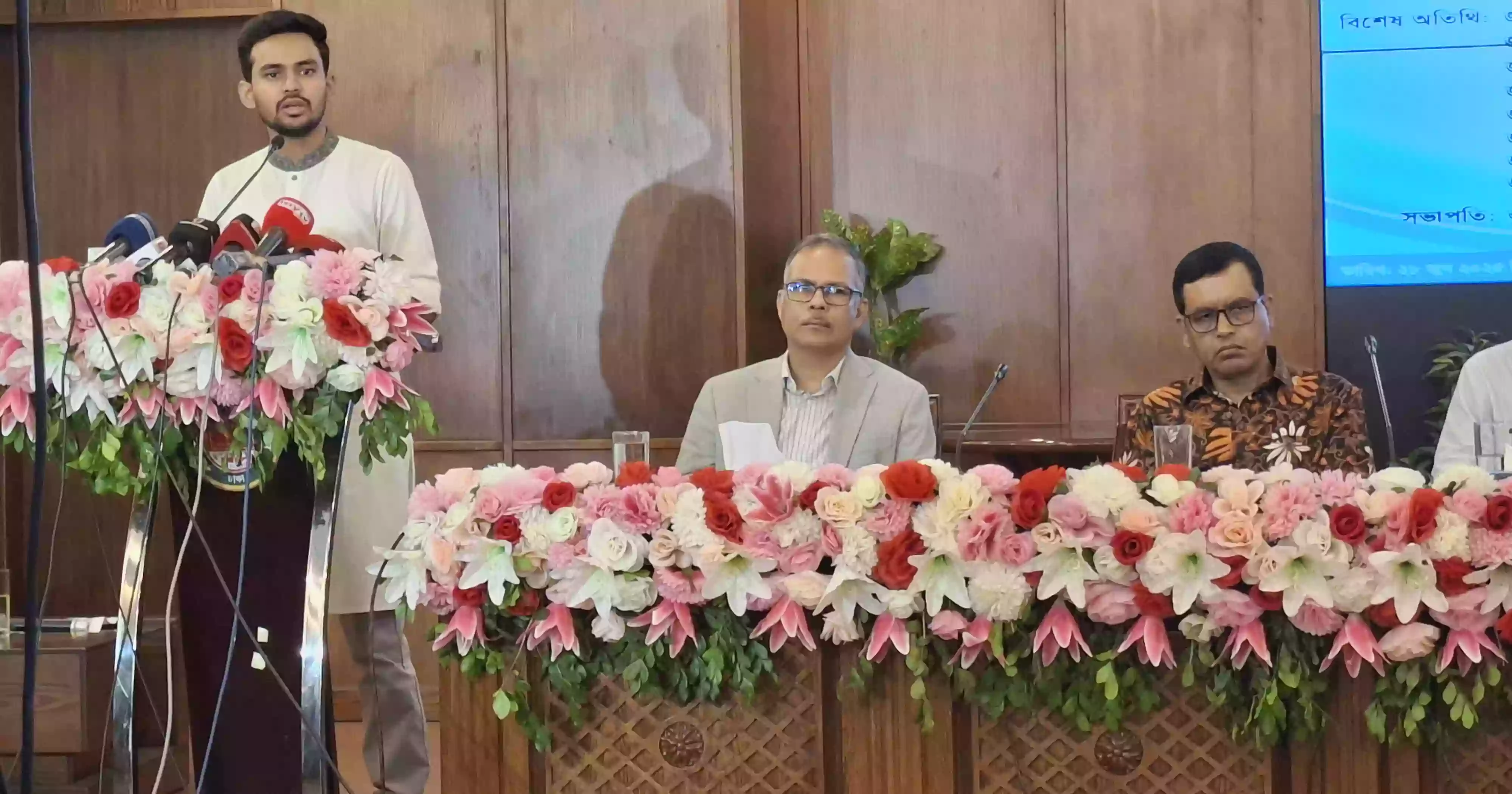 E-rickshaws to operate at Dhanmondi, Uttara from August: Asif Mahmud