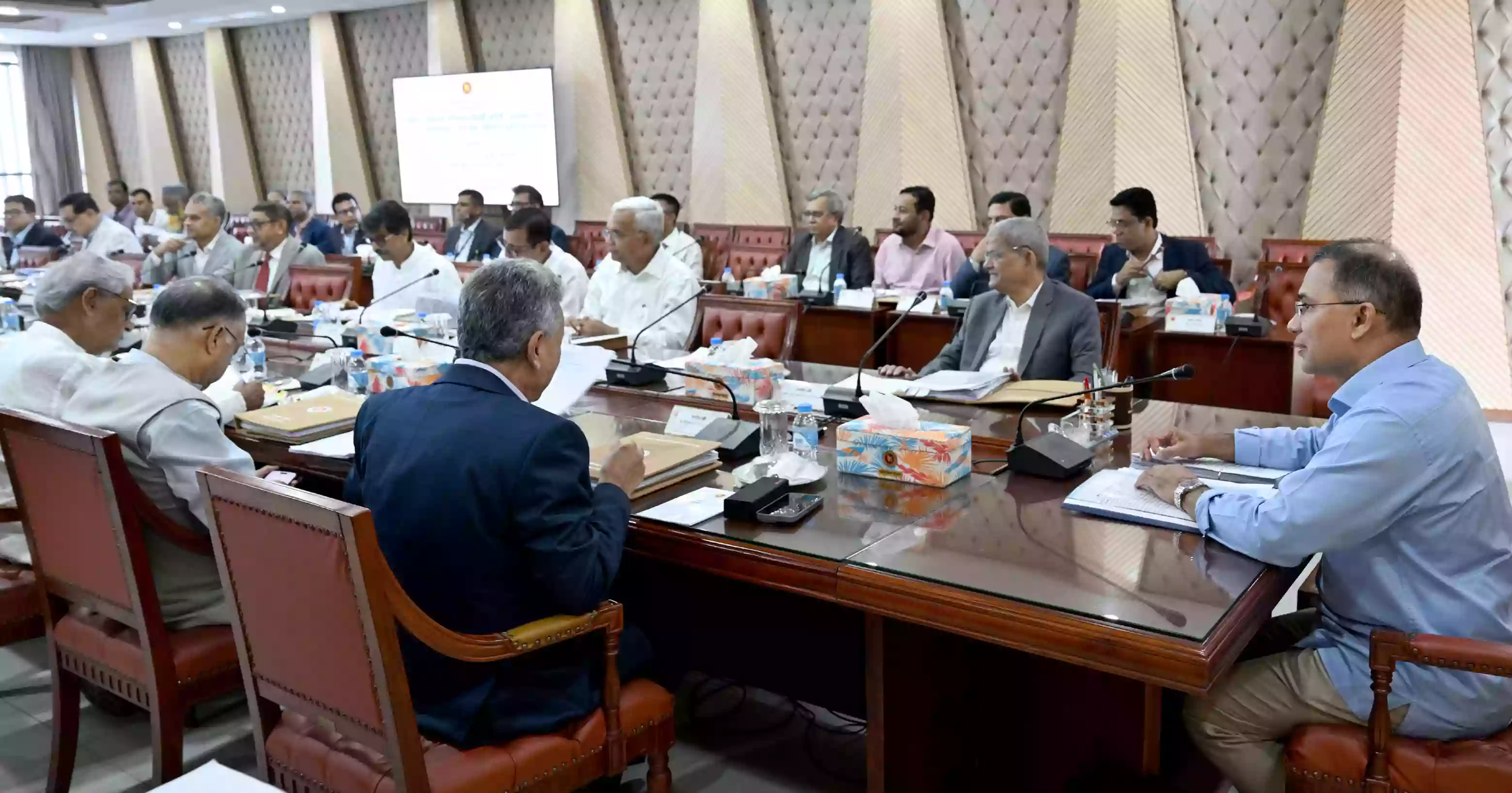 PM chairs ECNEC meeting at secretariat