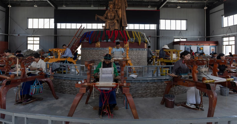 Tibetan cooperative keeps centuries-old weaving tradition alive