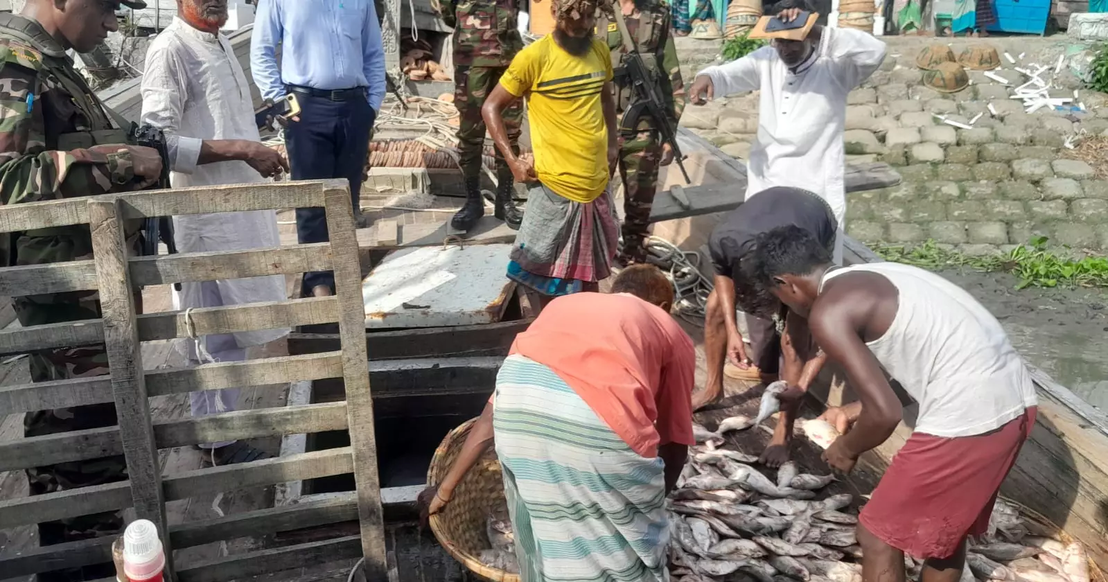 350kg rotten hilsa destroyed in Chandpur market, Tk 1 lakh fine imposed