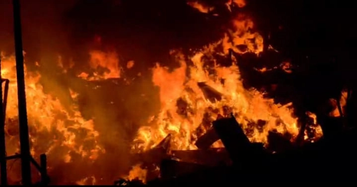 Fire engulfs 5 jhut warehouses, house in Ashulia