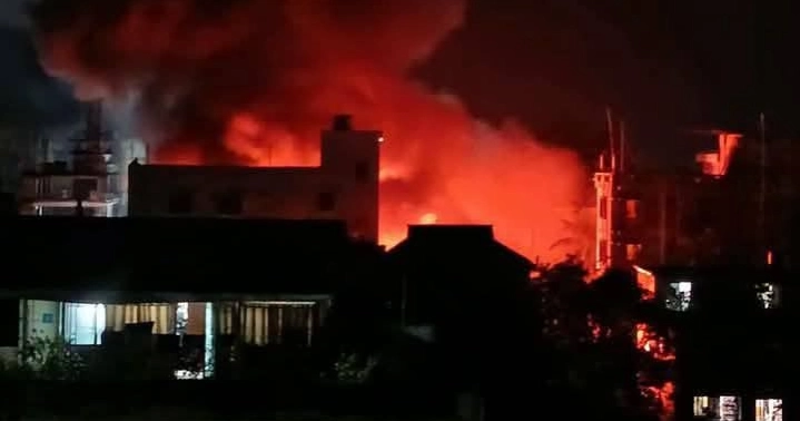 Fire at Netrokona's Borobazar came under control after 90mins; firefighters injured