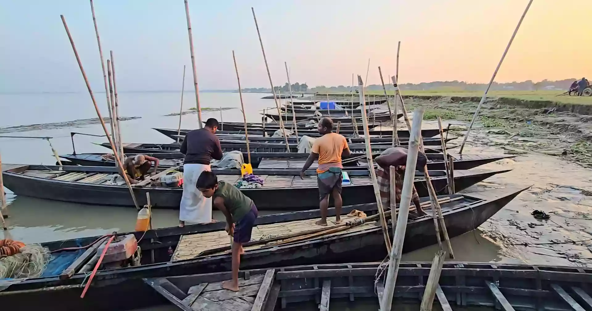 Faridpur, Rajbari fishermen defy hilsa fishing ban over delayed aid, loan