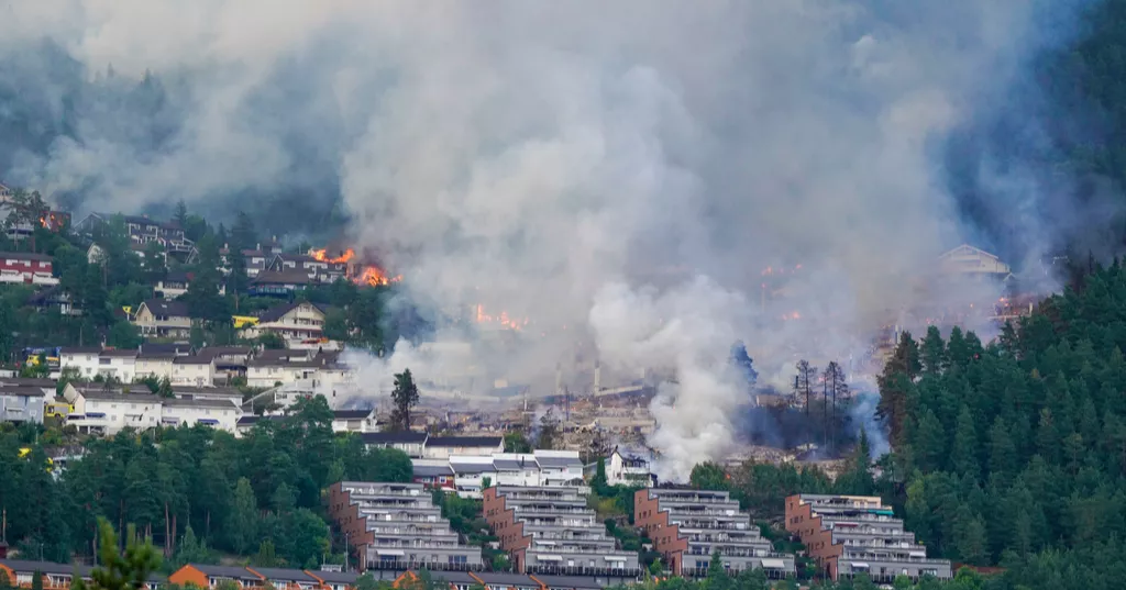 Massive fire destroys over 100 homes in Norway, hundreds evacuated