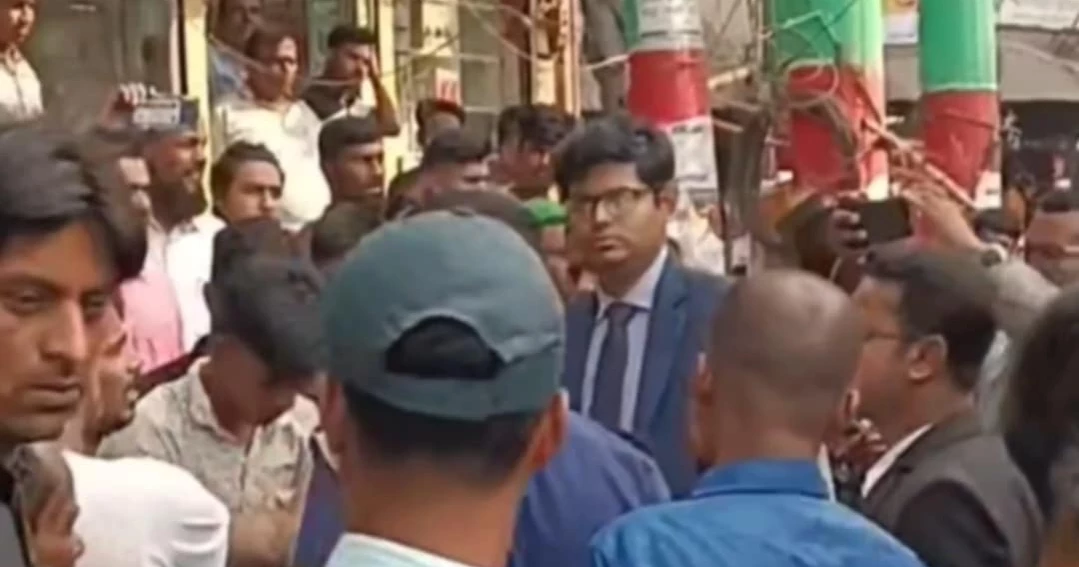 Illegal occupiers attempt to assault executive magistrate during footpath eviction