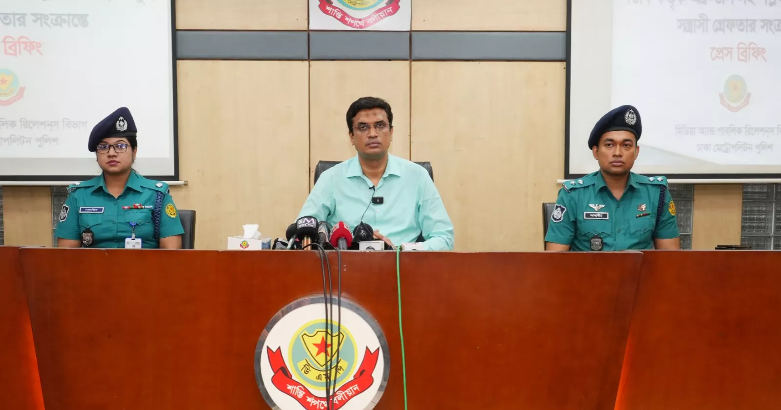 Two notorious wanted criminals arrested with arms in Pallabi