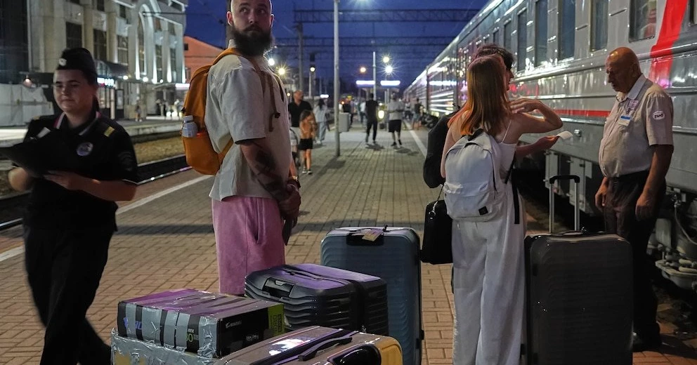 Russians continue leaving country amid fears of new mobilization, shrinking freedoms
