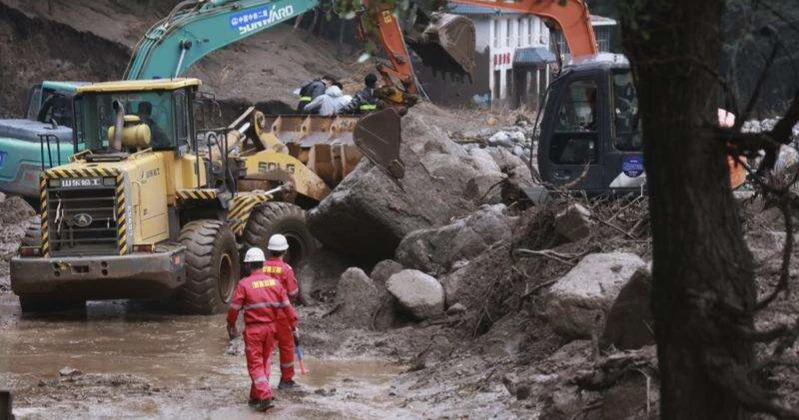 10 killed in China flash floods, 33 missing