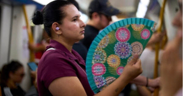 As Spain bakes, centuries-old hand fans make a comeback