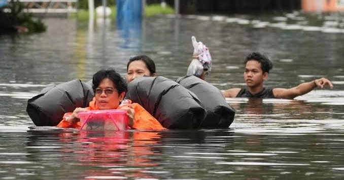 Rain eases in Bangkok but flooding forces thousands from homes