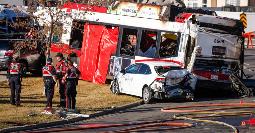 3 killed in Canada bus crash, 19 injured