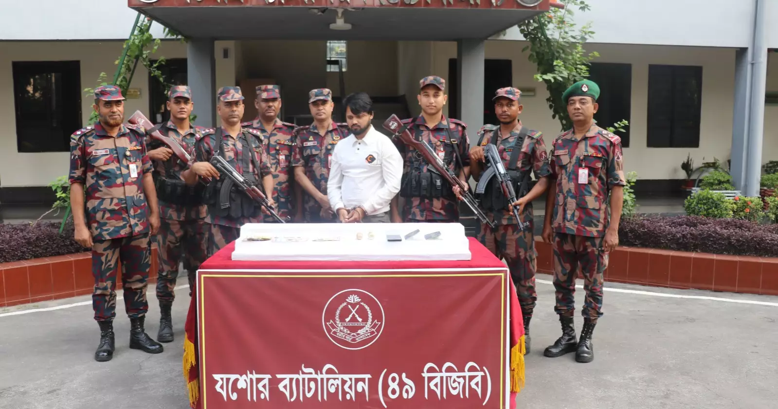 Indian national held in Jashore with Tk 1.93cr gold, foreign currencies