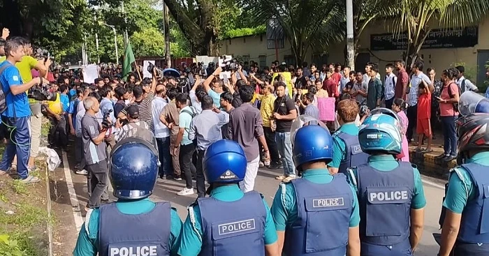 Clashes between quota reform protesters and police left several students injured in Chattogram