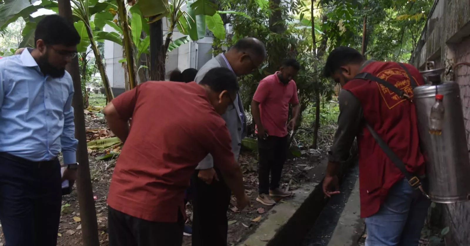 DSCC Administrator visits dengue control activities at Green Road, Dhanmondi