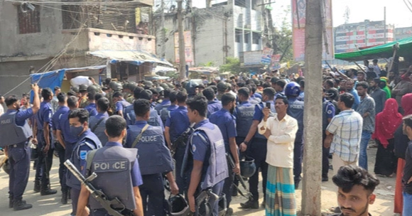 Garment workers block Dhaka-Munshiganj highway demanding arrears