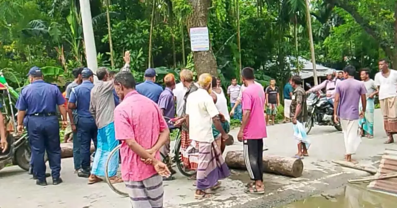 Farmers block Lalmonirhat-Burimari highway over fertilizer supply