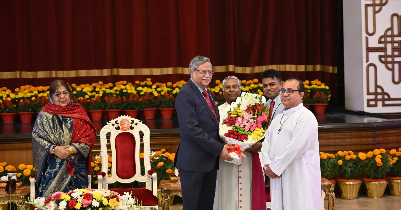 President exchanges greetings with Christian community leaders   